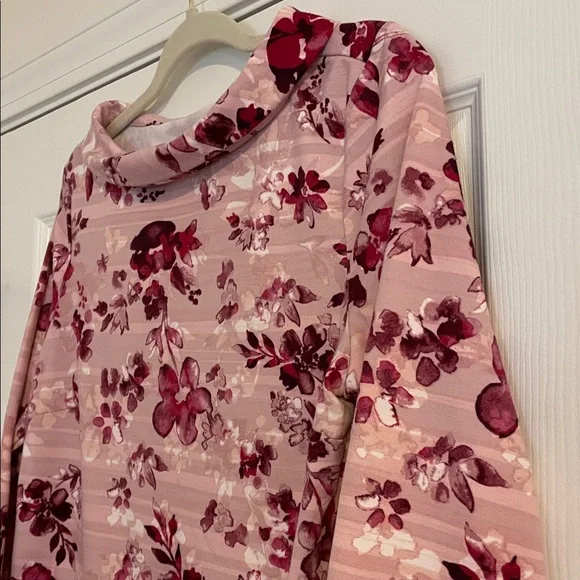 Talbots floral boat-neck folded collar top. Very nice colors. 3/4 sleeves. SZ M. - Picture 2 of 9